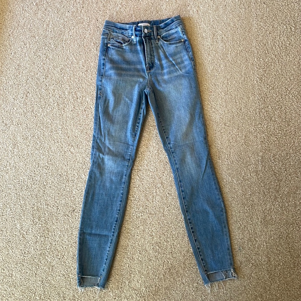 Good American Lightwash Skinny Jeans with distressed ankles -Size 25